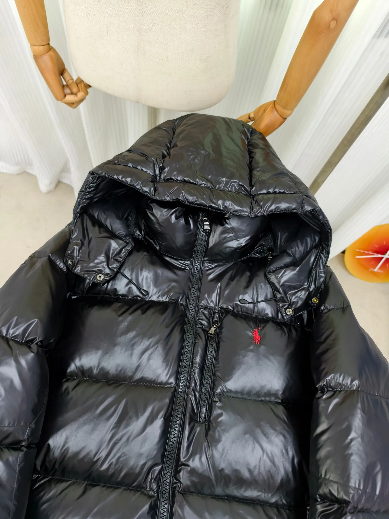 P840 Polo Ralph Lauren 2025 pony embroidered glossy half-turtle collar down jacket, neatly cut to create a smart posture, return to the hustle and bustle of the city. Filled with white duck down, it is warm and comfortable without being bulky, without losing personality and looking low-key! It has a certain sense of hierarchy! Original custom fabric. With a certain sense of color Color: bright black Size: XS-2XL